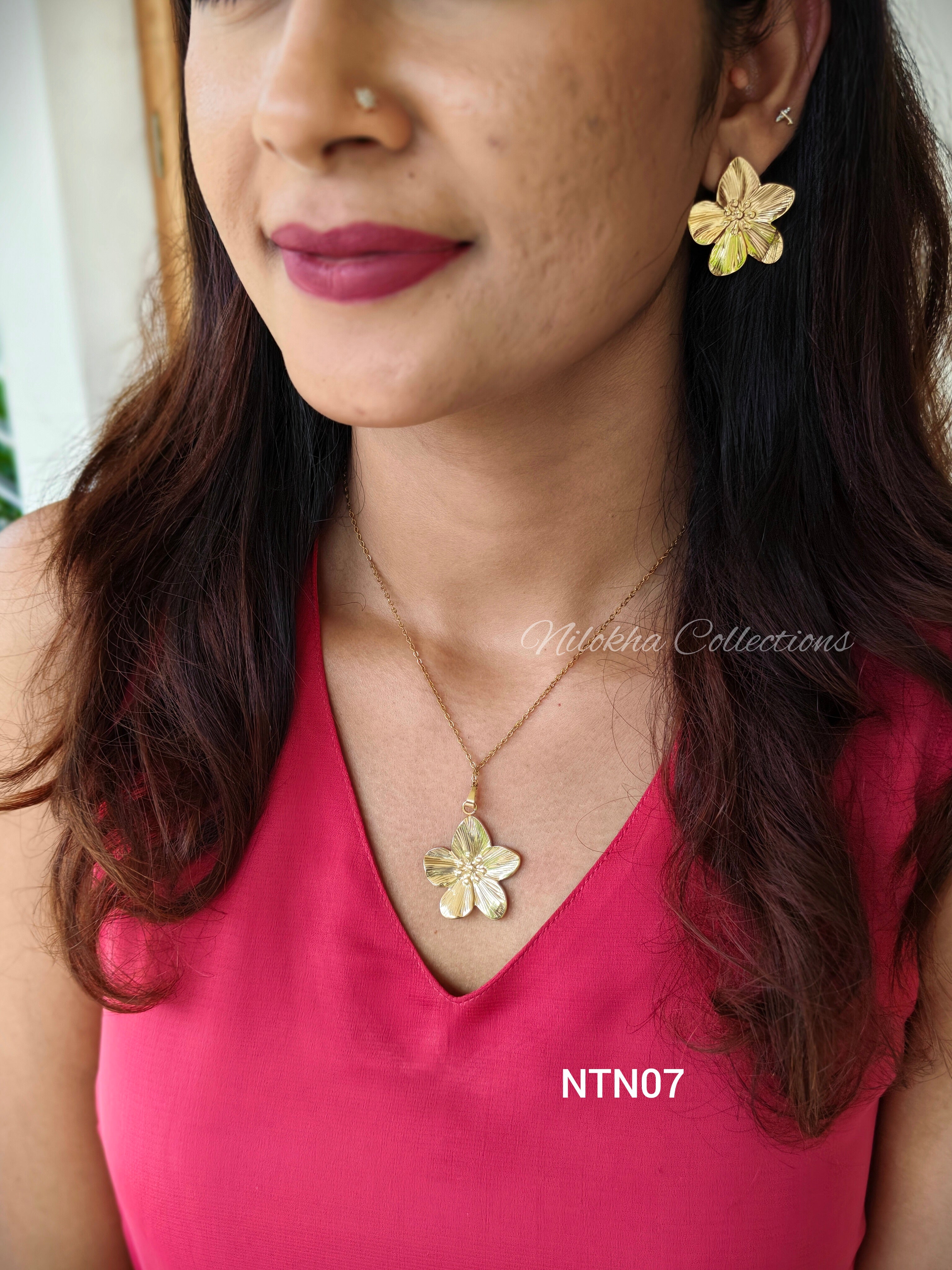Gold floral neckpiece with earrings | NTN07