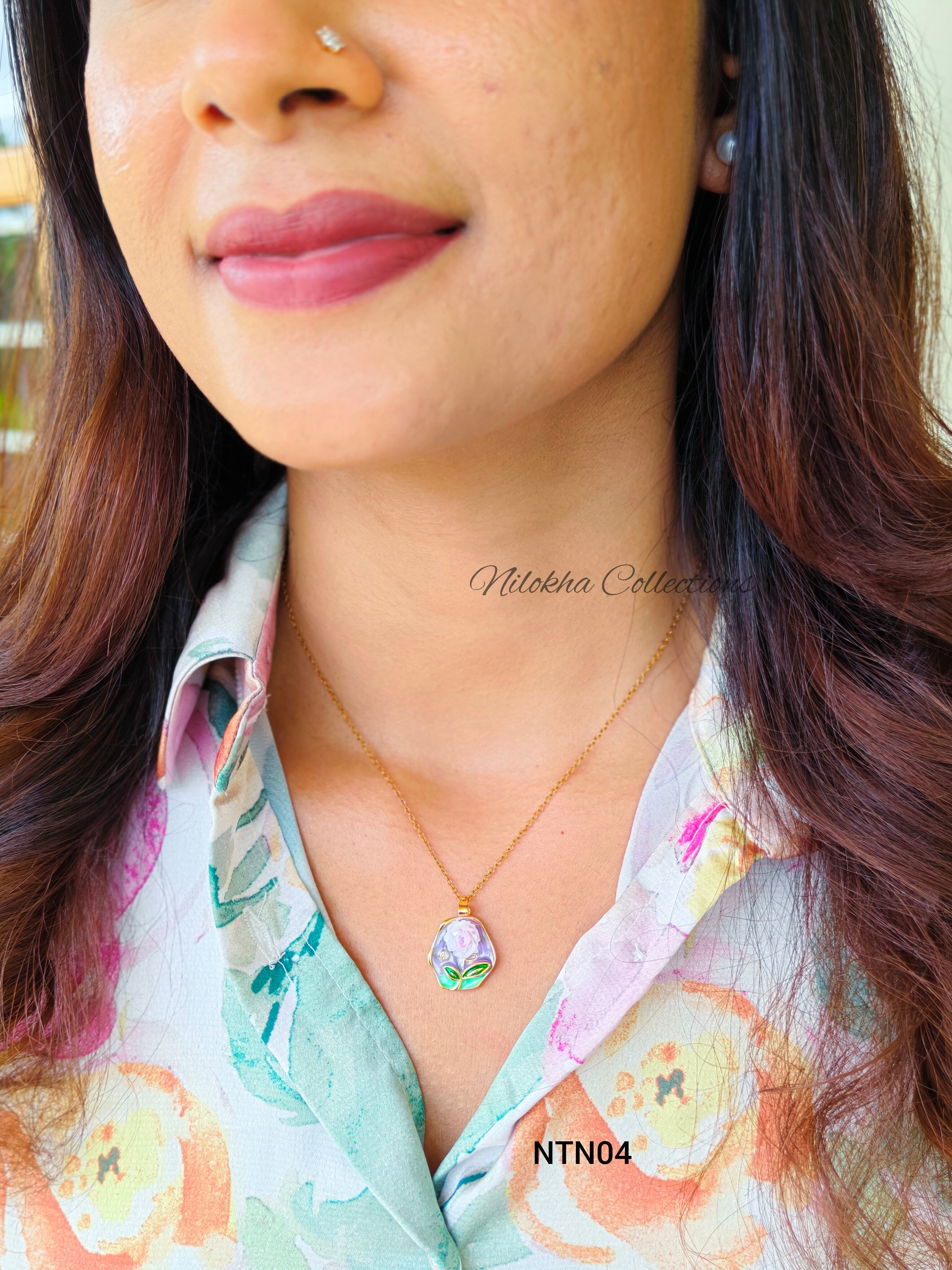 Neckpiece with floral hexagon pendant | NTN04