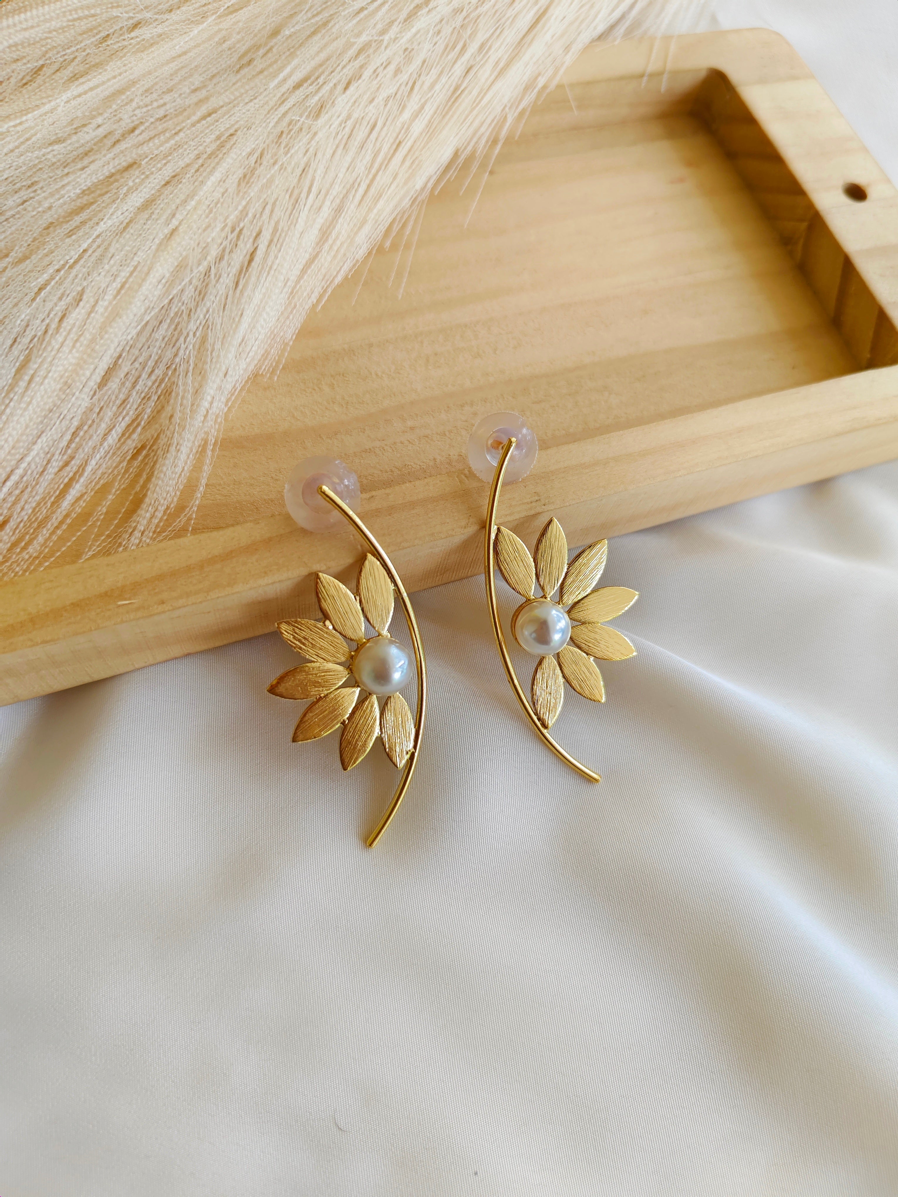 Floral pearl earrings | NGE51