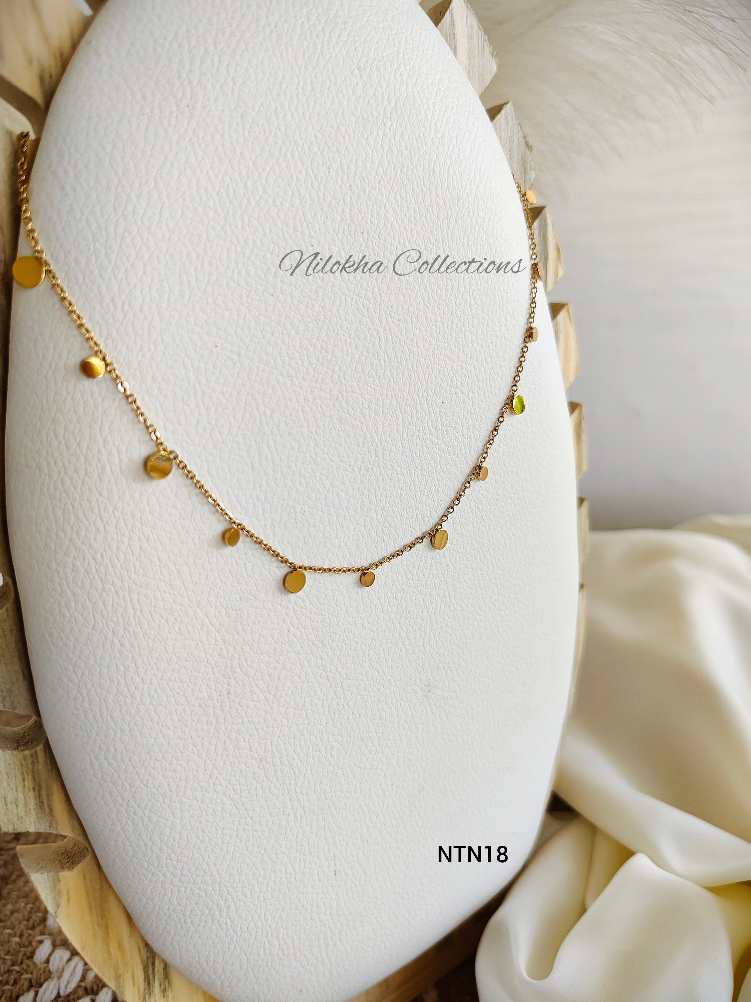 Golden charm neckpiece | NTN18