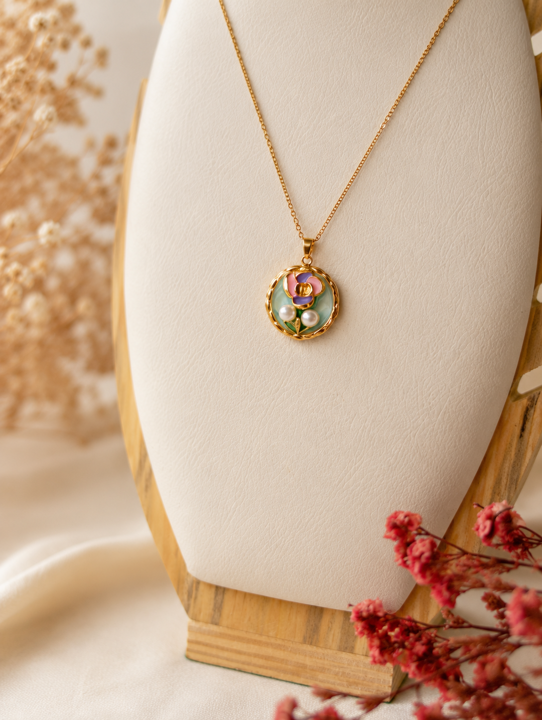 Neckpiece with floral round pendant | NTN01